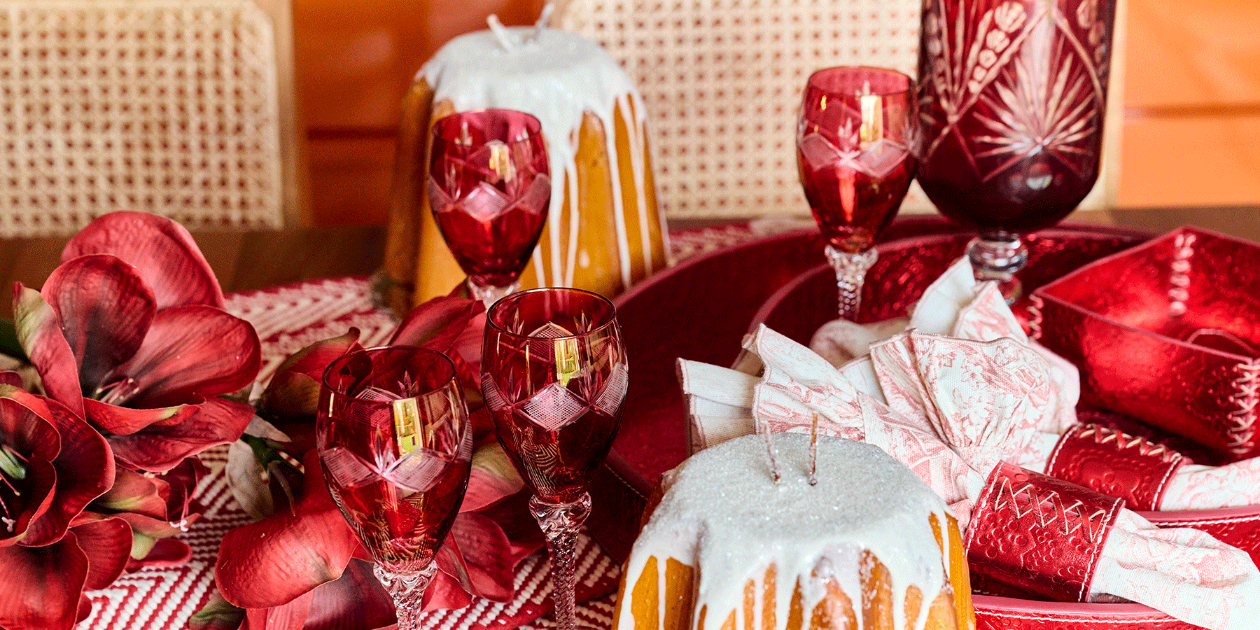 Strawberry X-MAS: Der festliche Weihnachtstisch in strahlendem Rot