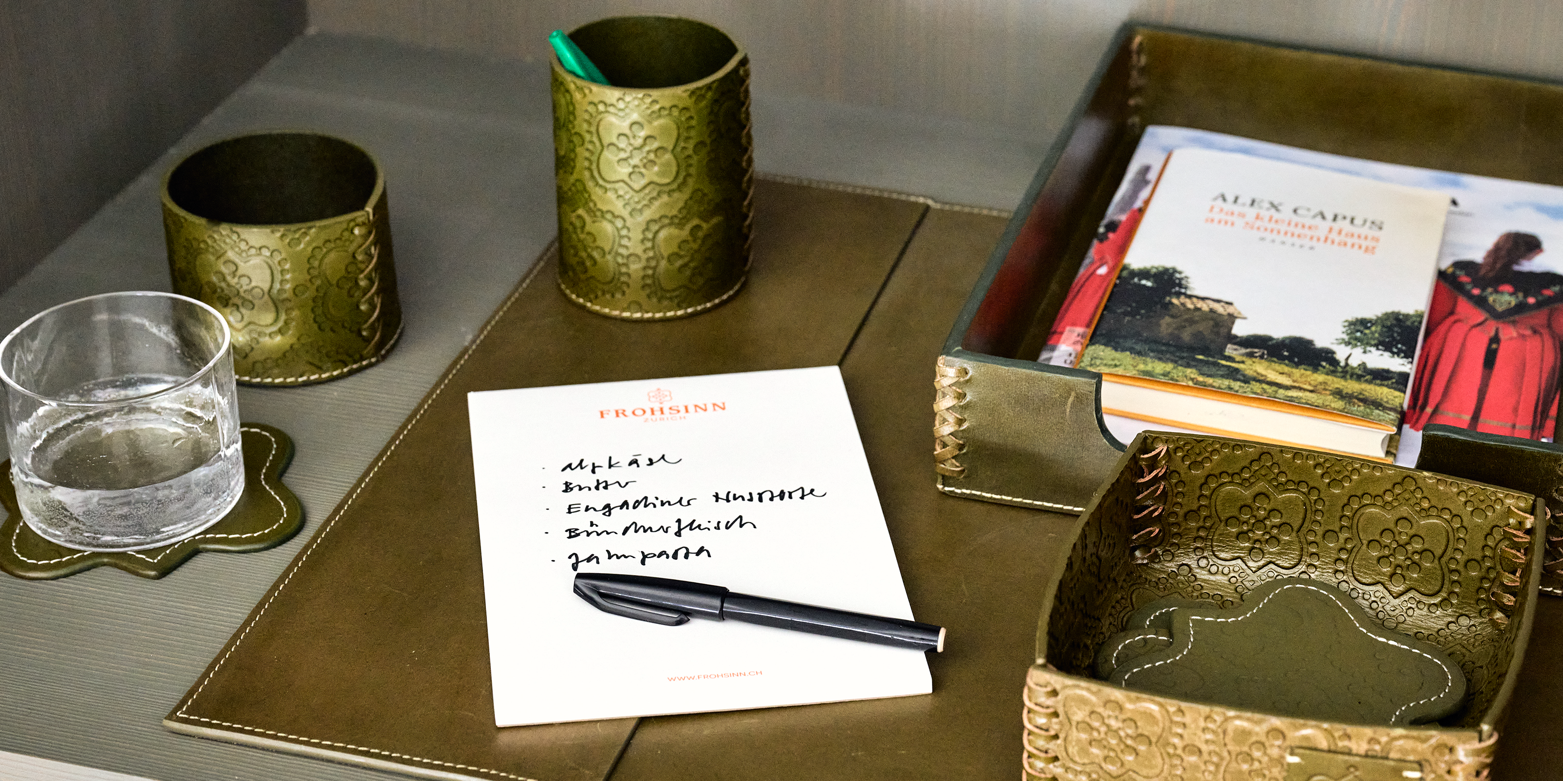 Büro / Office Inspiration vom FROHSINN mit der Lederkollektion ICON im Farbton olive