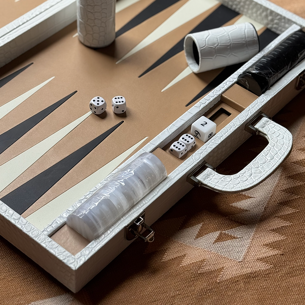 Der Backgammon Koffer im Farbton weiss Polar Bear aus Leder mit Krokodil Prägung von FROHSINN