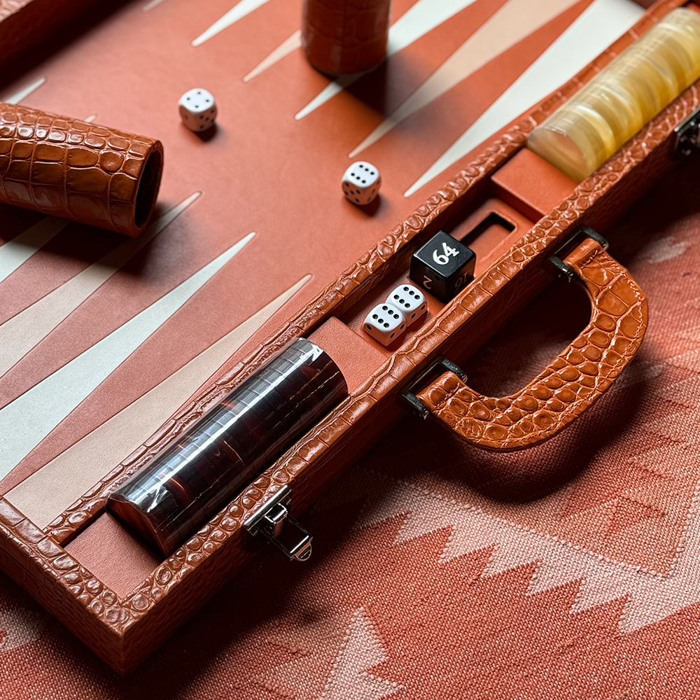 Der Backgammon Koffer im Farbton orange TIGER aus Leder mit Krokodil Prägung von FROHSINN