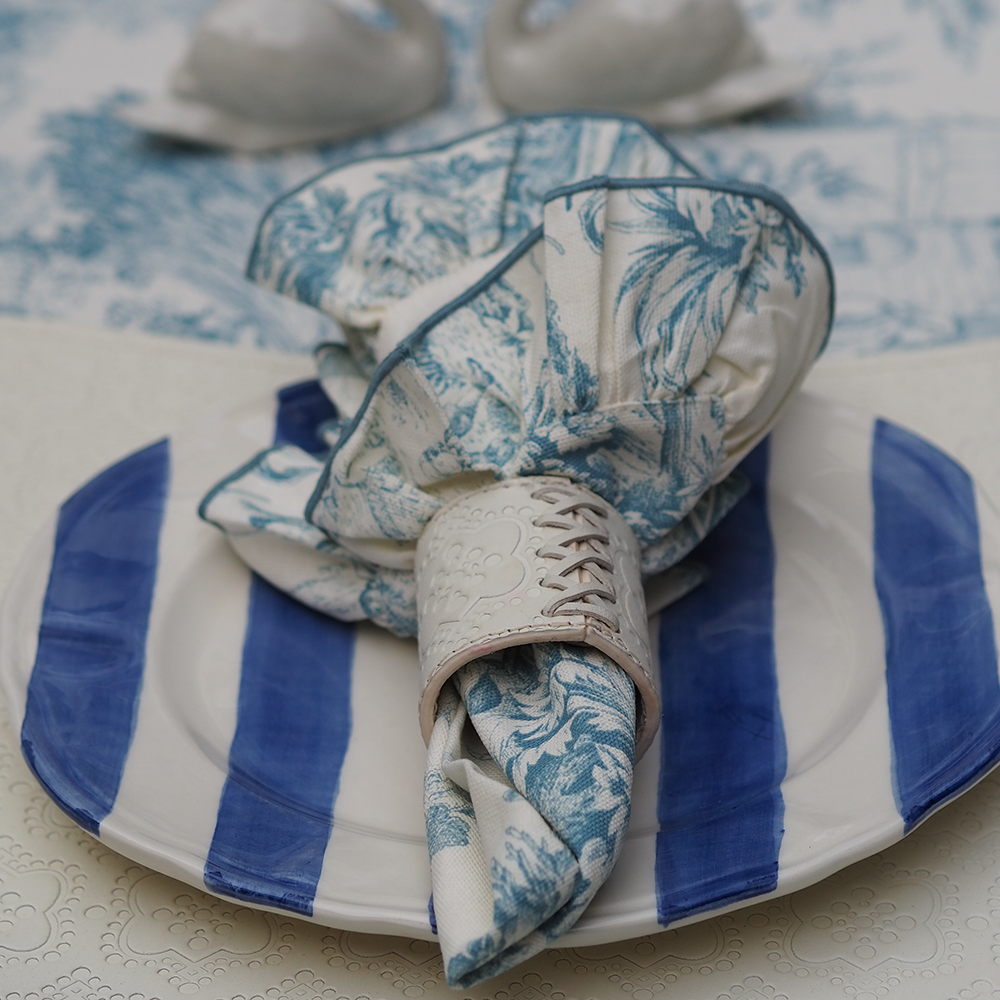 Serviette mit Toile de jouy Muster aus Baumwolle von Borgo delle Tovaglie im Fabton blau