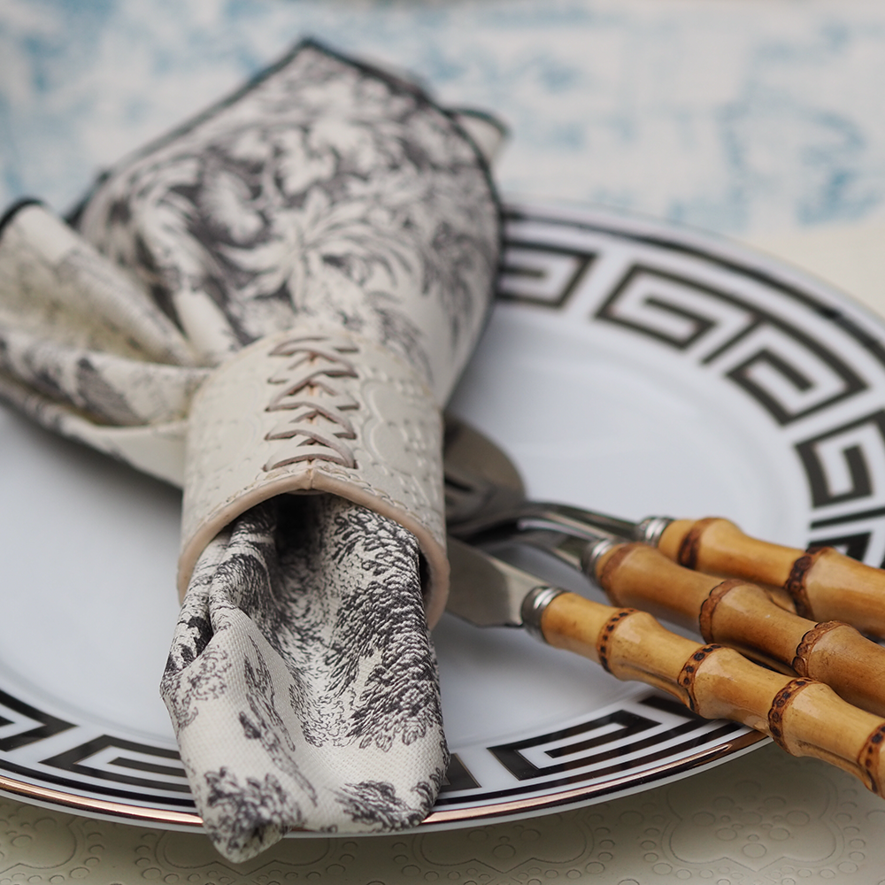 Serviette mit Toile de jouy Muster aus Baumwolle von Borgo delle Tovaglie im Fabton schwarz