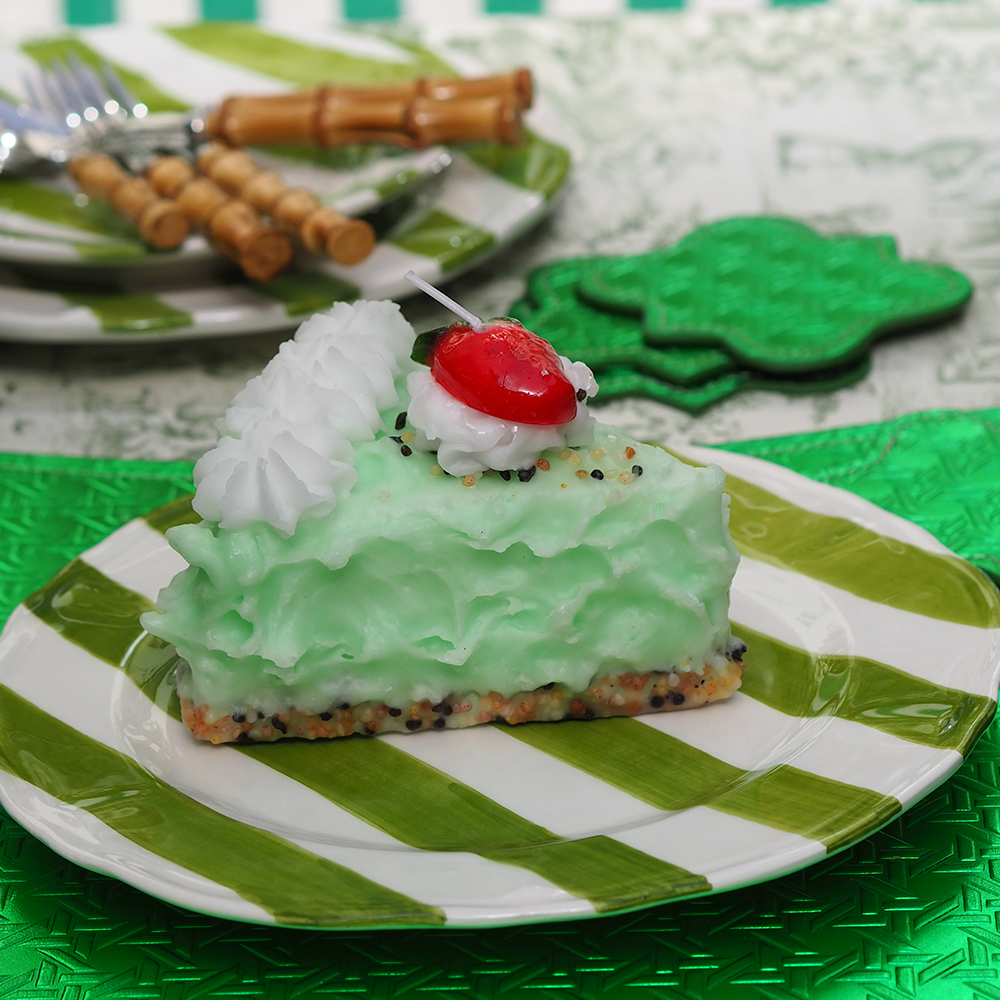Eine Kerze in Form einer Knuspertorte im Farbton grün von Cereria Introna