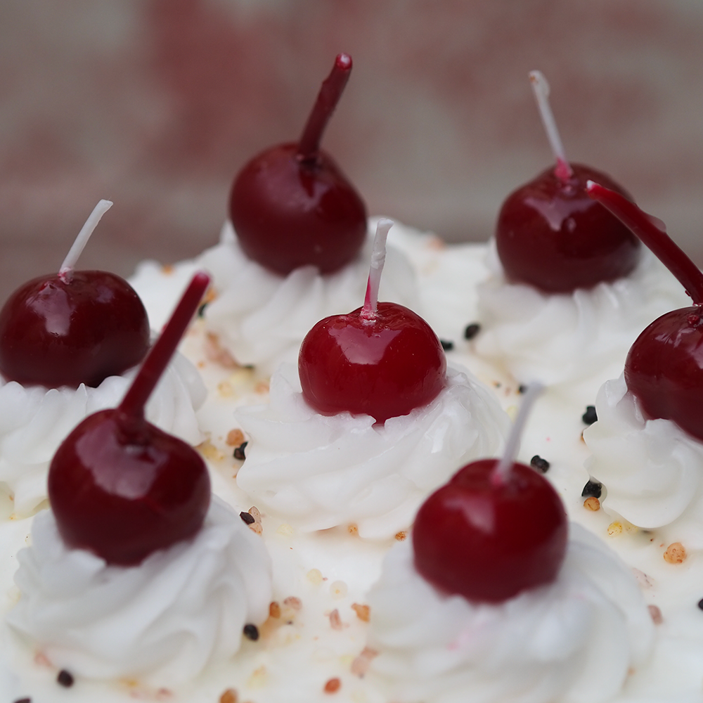 Eine Kerze in Form einer Kirschtorte von Cereria Introna