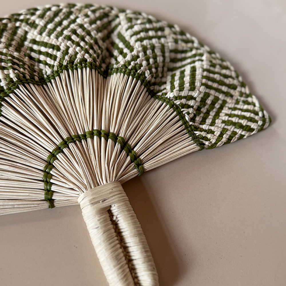 Fächer TOQUILLA FRILLY im Farbton olive natural von Coro Cora