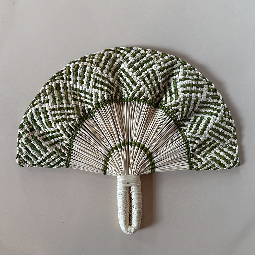 Fächer TOQUILLA FRILLY im Farbton olive natural von Coro Cora