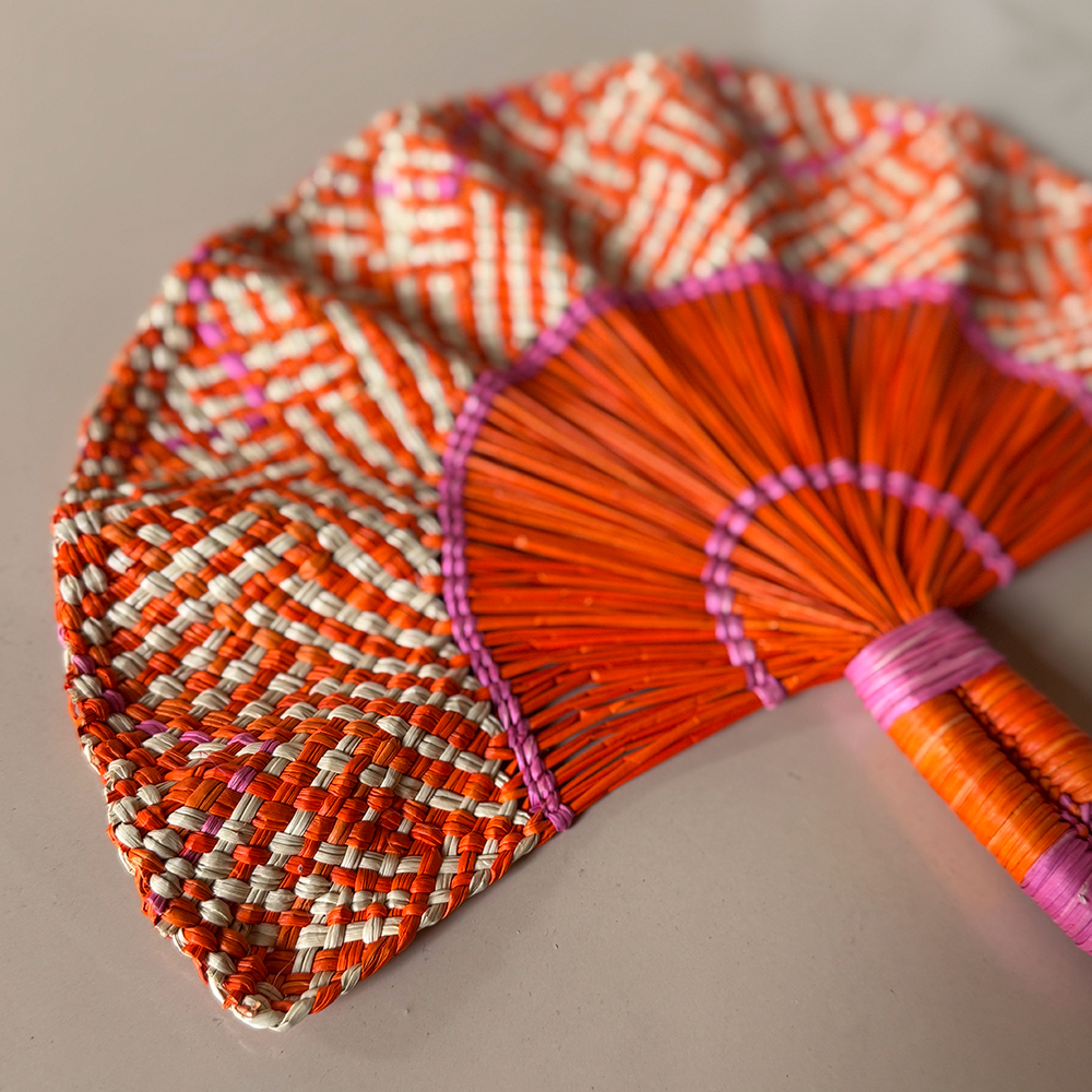 Fächer TOQUILLA FRILLY im Farbton orange hot pink von Coro Cora