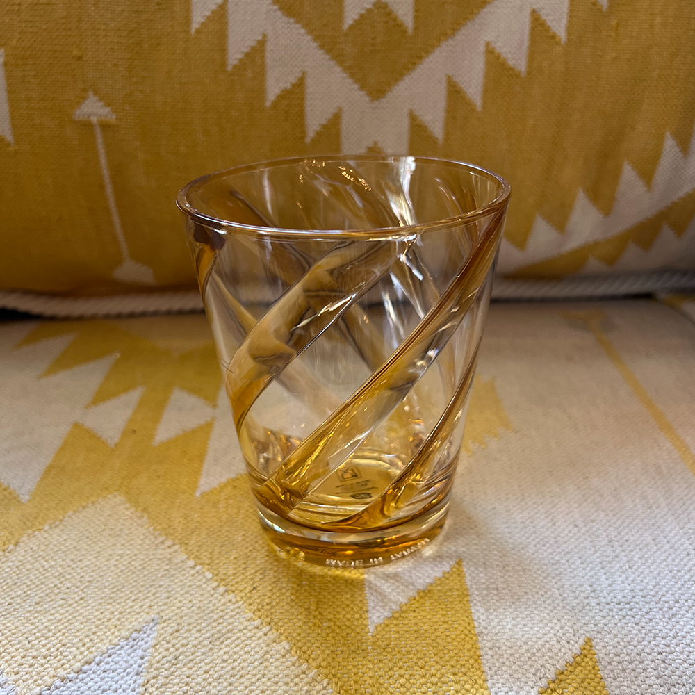 Wasserglas SPIRAL aus Acrylglas von Fiorirà un Giardino im Fabrton Gelb Mustard