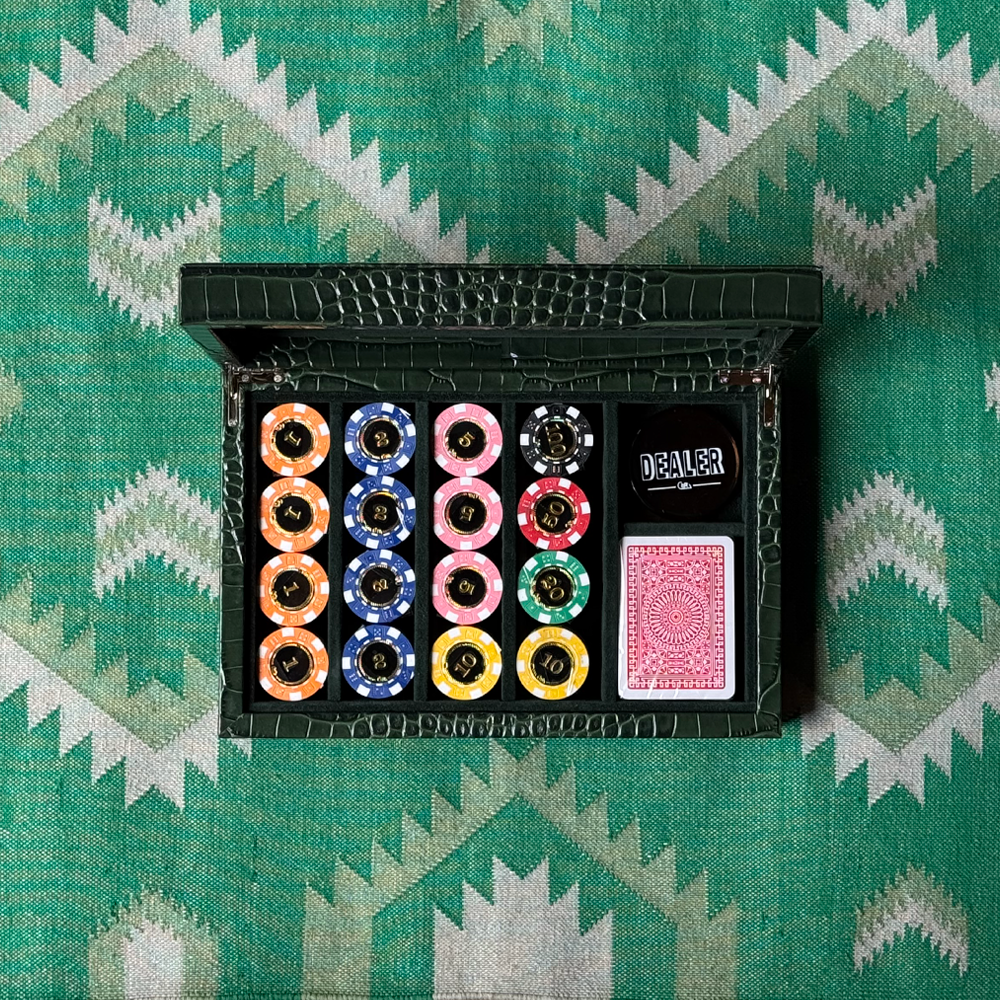 Game Box verkleidet aus Leder in Krokodil-Prägung im Farbton Grün vom FROHSINN