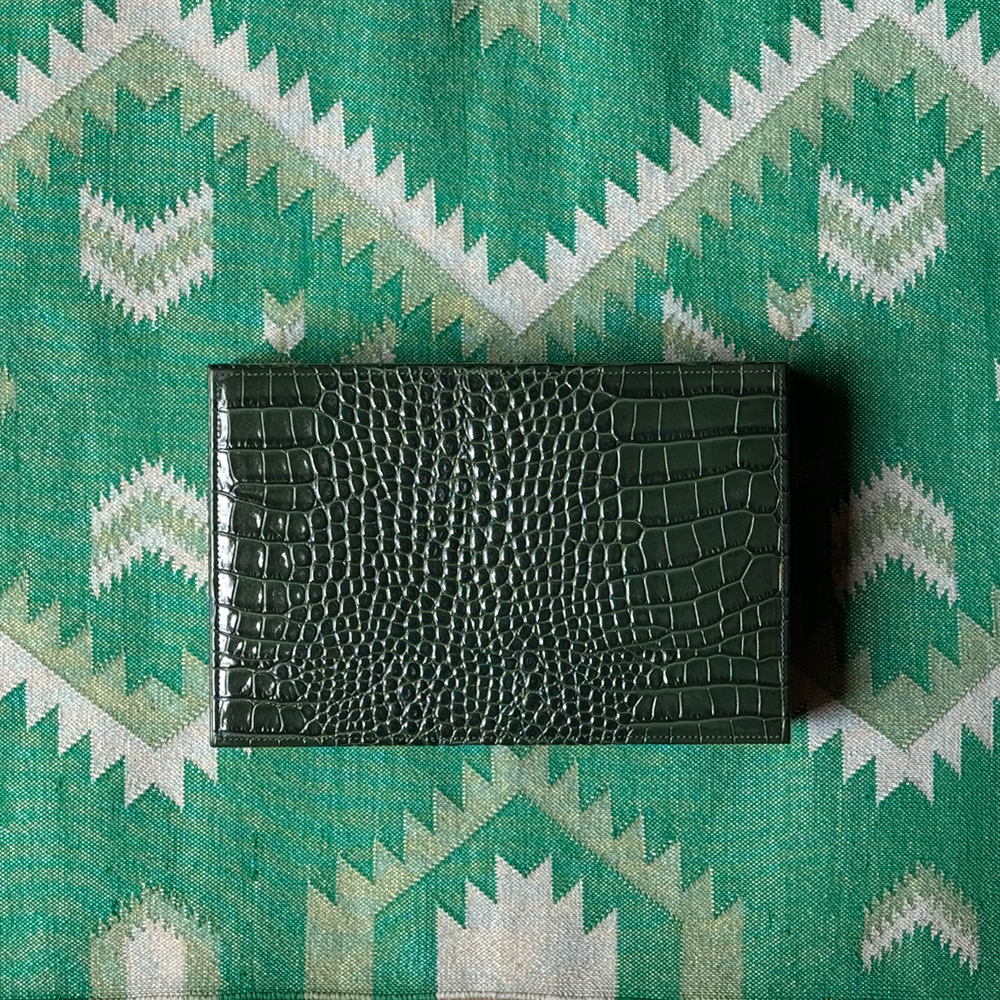 Game Box verkleidet aus Leder in Krokodil-Prägung im Farbton Grün vom FROHSINN
