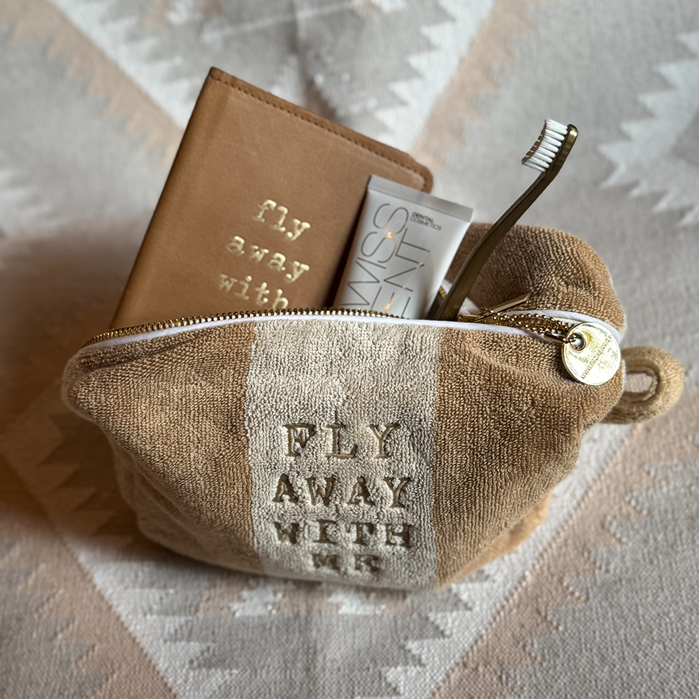 Kulturbeutel FLY AWAY WITH ME aus Frottee im Farbton sable und crème von La Serviette