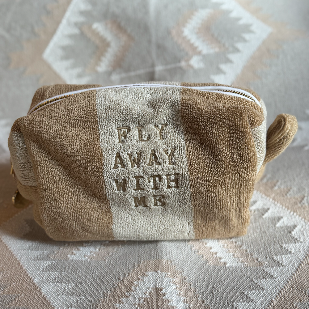 Kulturbeutel FLY AWAY WITH ME aus Frottee im Farbton sable und crème von La Serviette