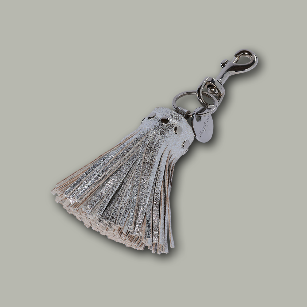 Schlüsselanhänger TASSEL aus Leder im Farbton silber 'silver'