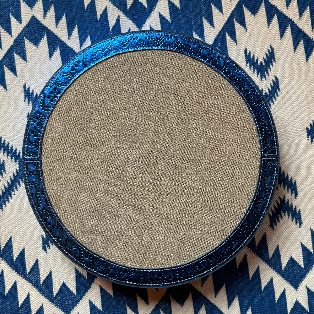 Tablett Rund ICON aus Leder geprägt im Farbton Electric Blue vom FROHSINN