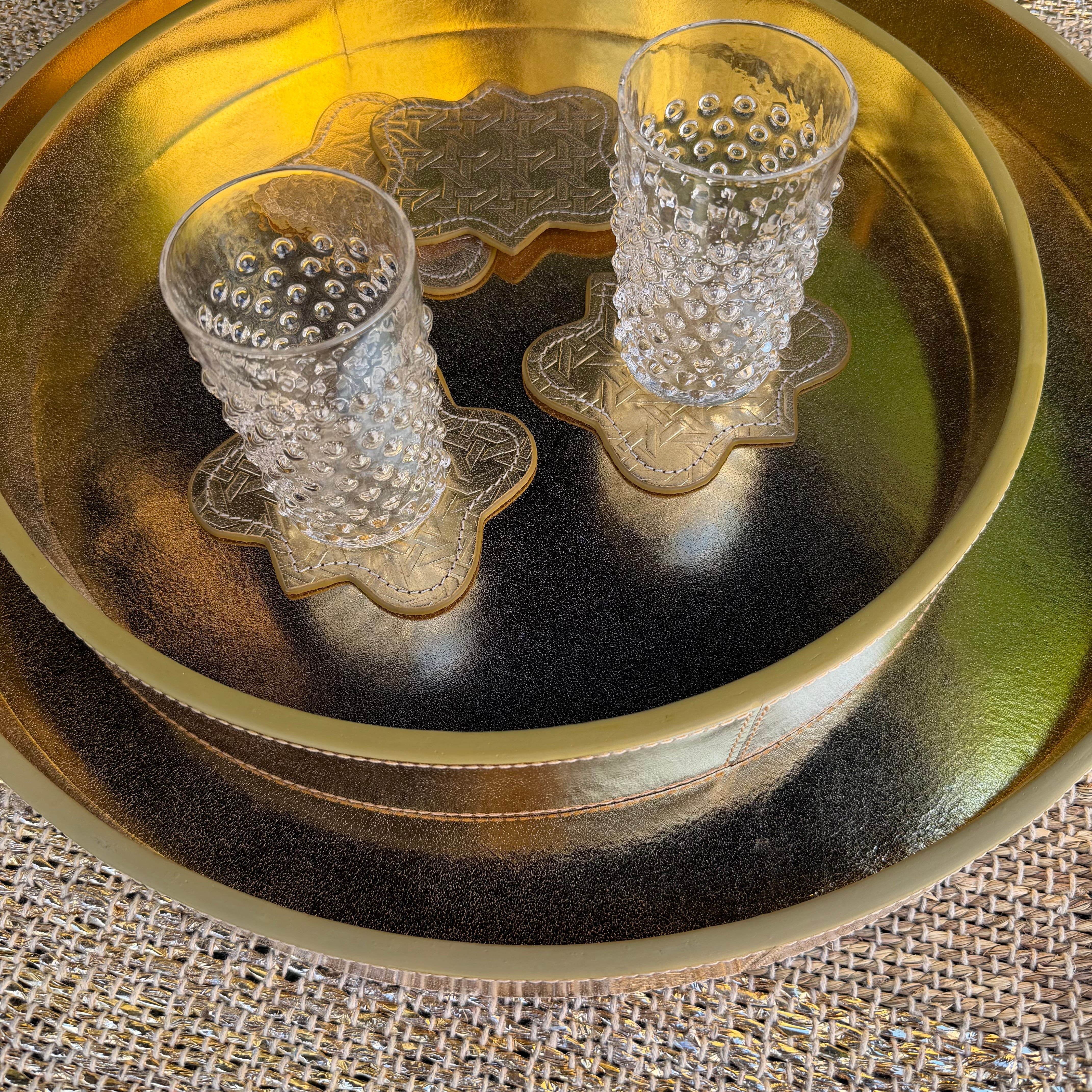 Tablett Rund LIFESTYLE aus Leder glatt im Farbton gold, Moodbild mit Untersetzern