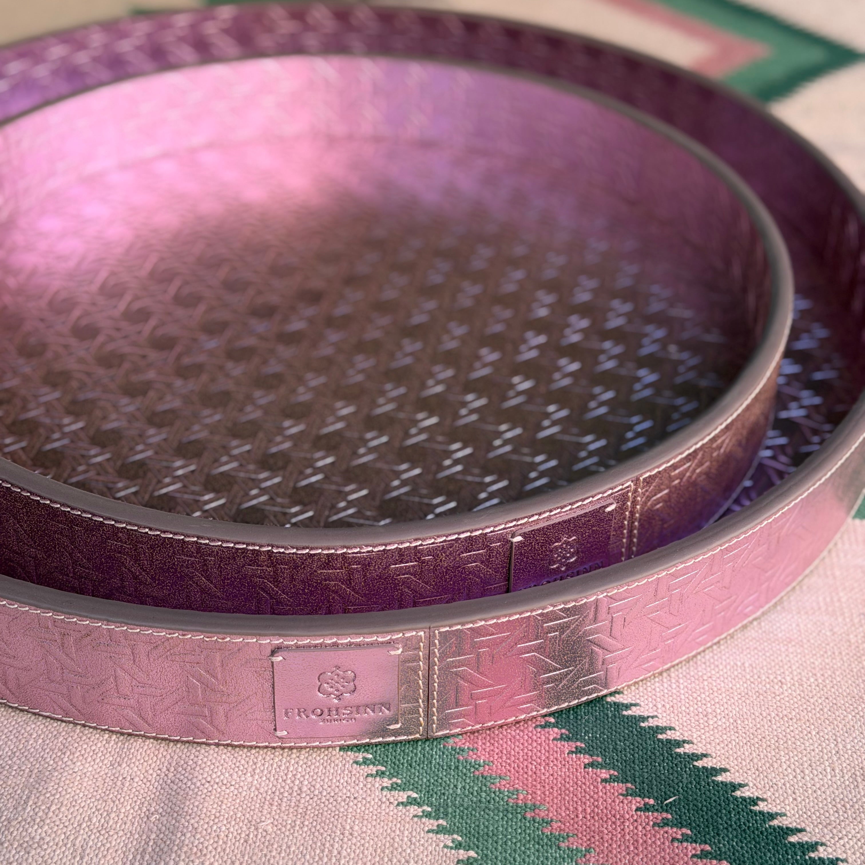 Tablett Rund VIENNA aus Leder geprägt im rosa Farbton von FROHSINN, Moodbild mit beiden grössen zusammen