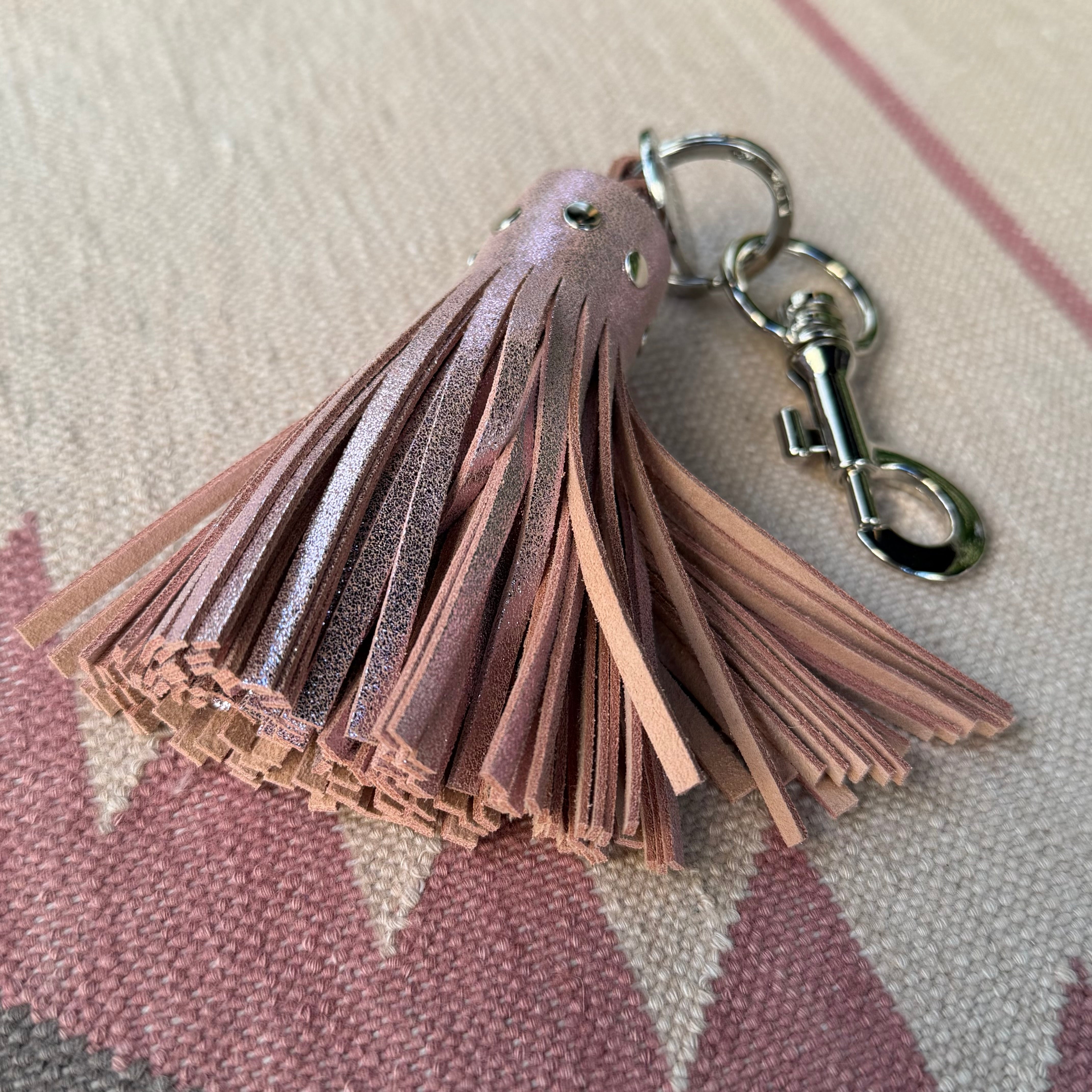 Schlüsselanhänger VERSAILLES aus Leder im Farbton flamingo rosa vom FROHSINN