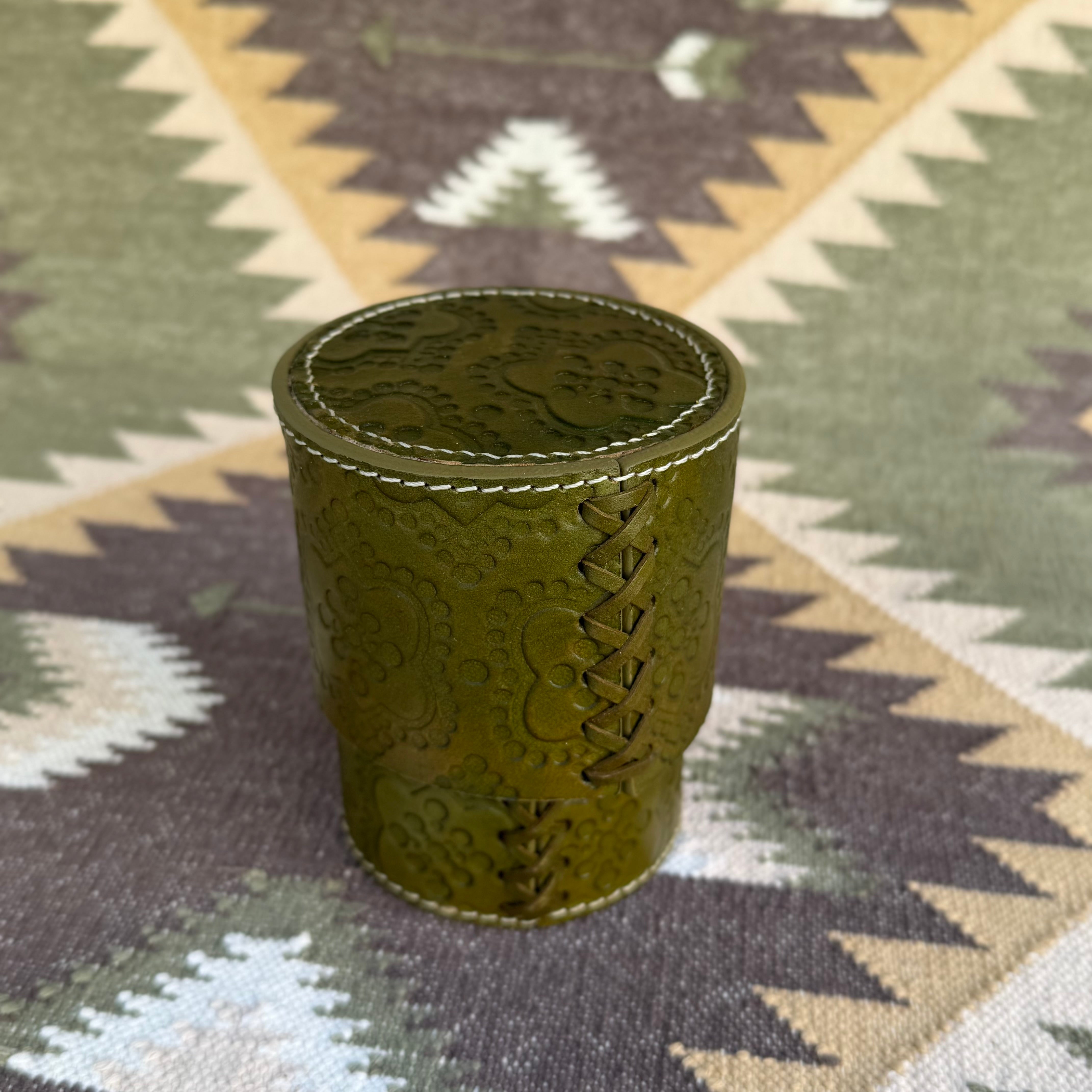 Dose rund hoch ICON aus Leder geprägt im Farbton Olive aus hochwertigem Büffelleder