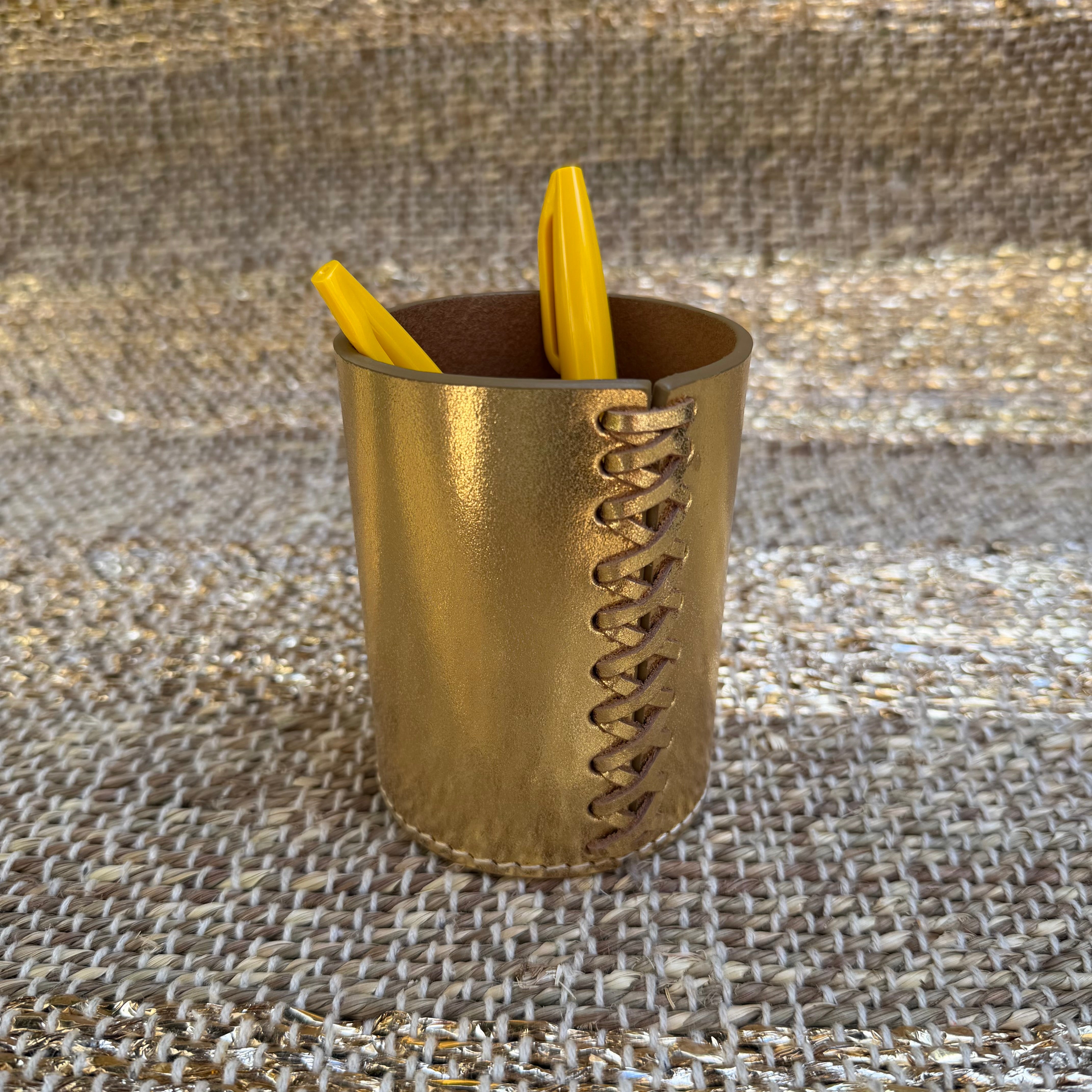 Stiftehalter aus Leder glatt im Farbton gold von FROHSINN, von der Kollektion LIFESTYLE, Mood mit Stiften drin