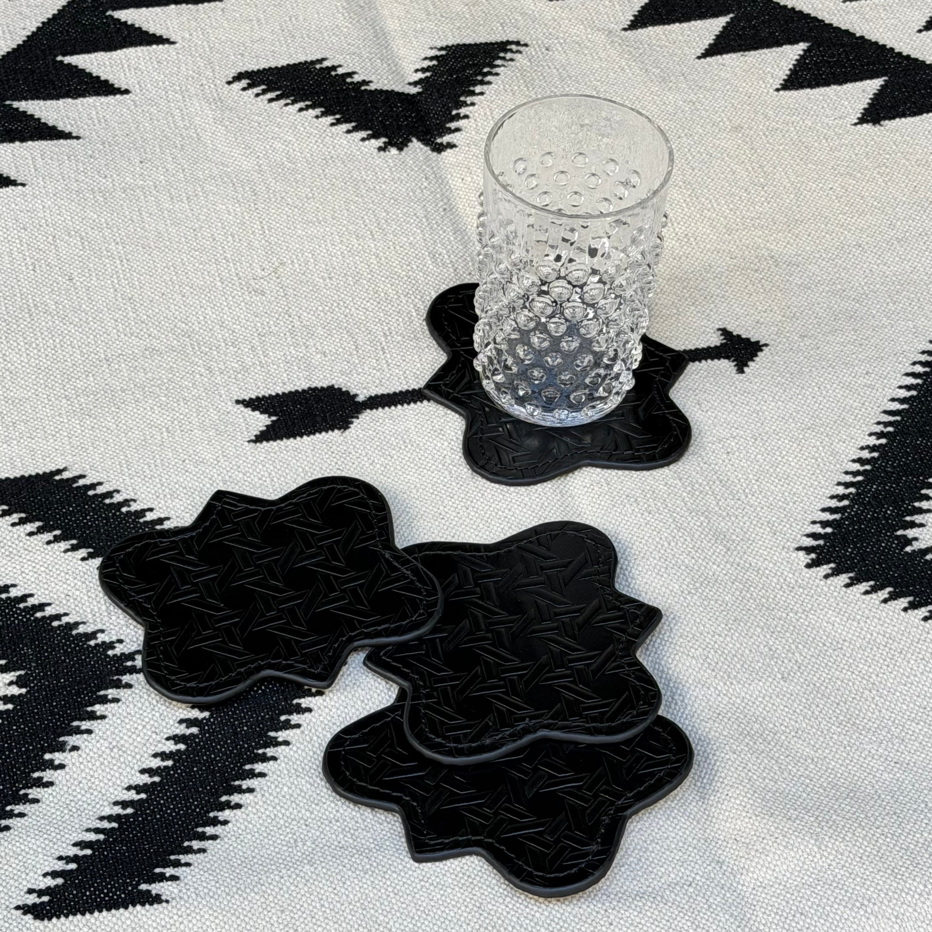 Untersetzer VIENNA aus Leder geprägt im Farbton schwarz, black - Moodbild