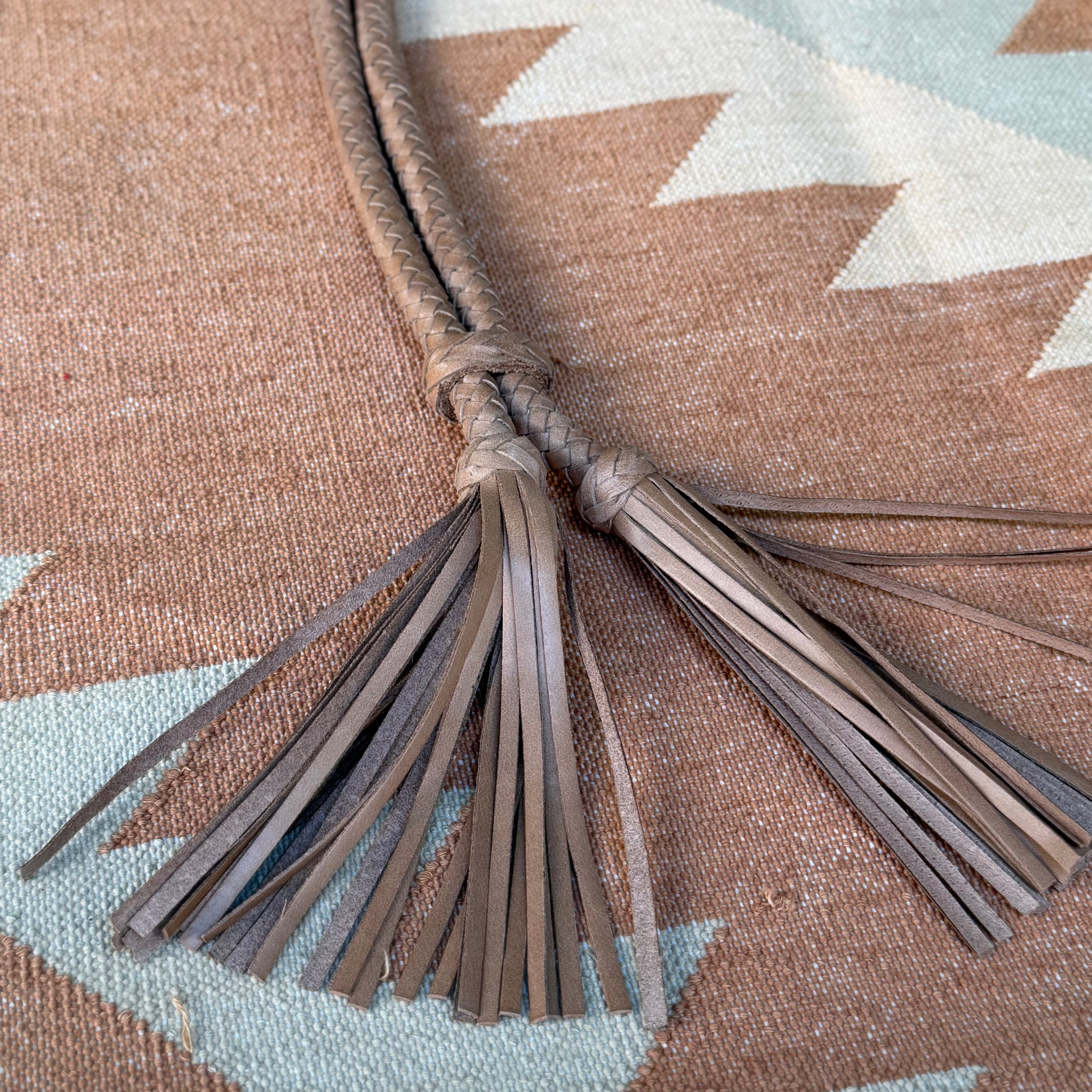 Kette Vorhangrückbinder VERSAILLES aus Leder im Farbton Naturleder camel, Detail von Fransen