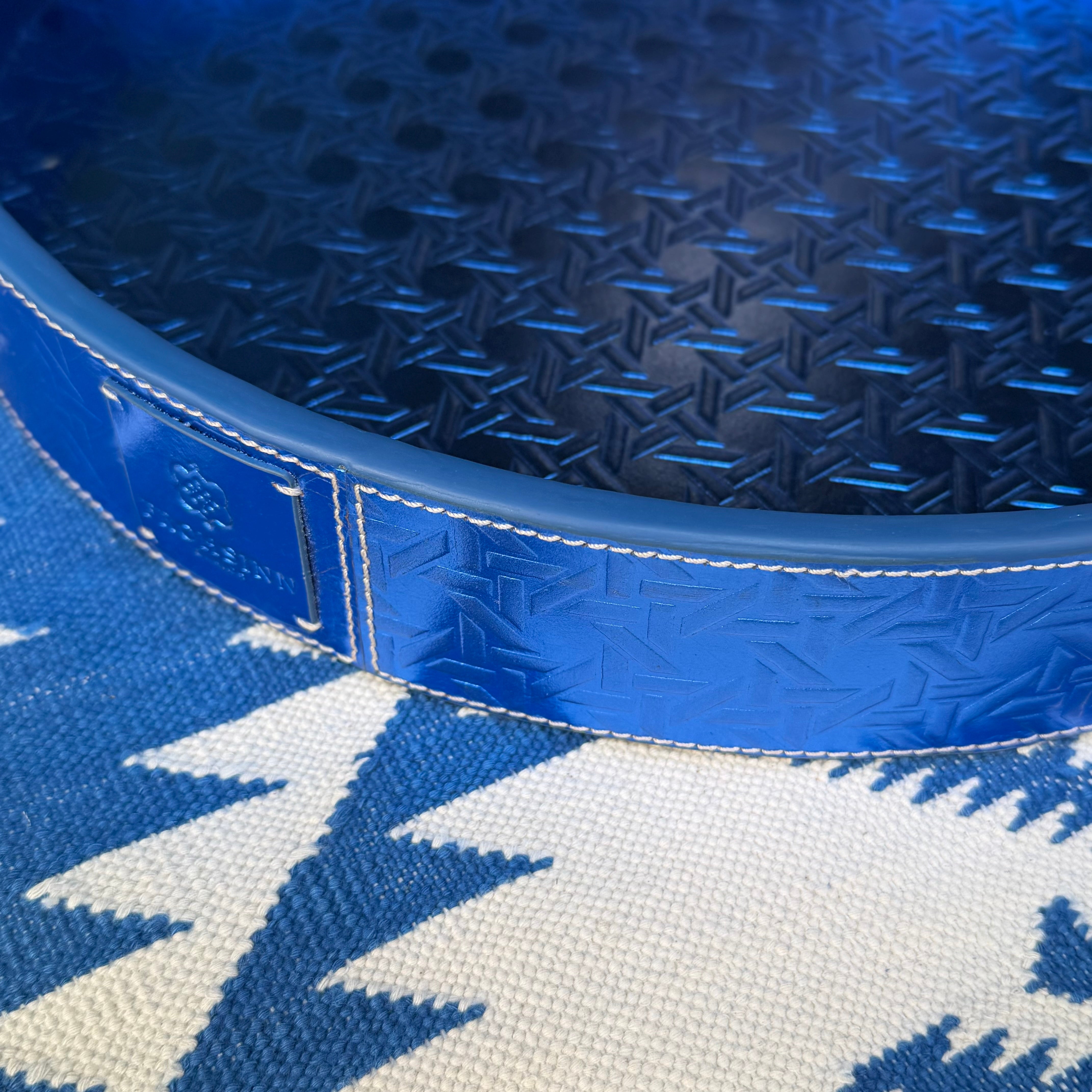 Tablett Rund VIENNA aus Leder geprägt im Farbton blau glänzend von FROHSINN, Detailkante vom Tablett