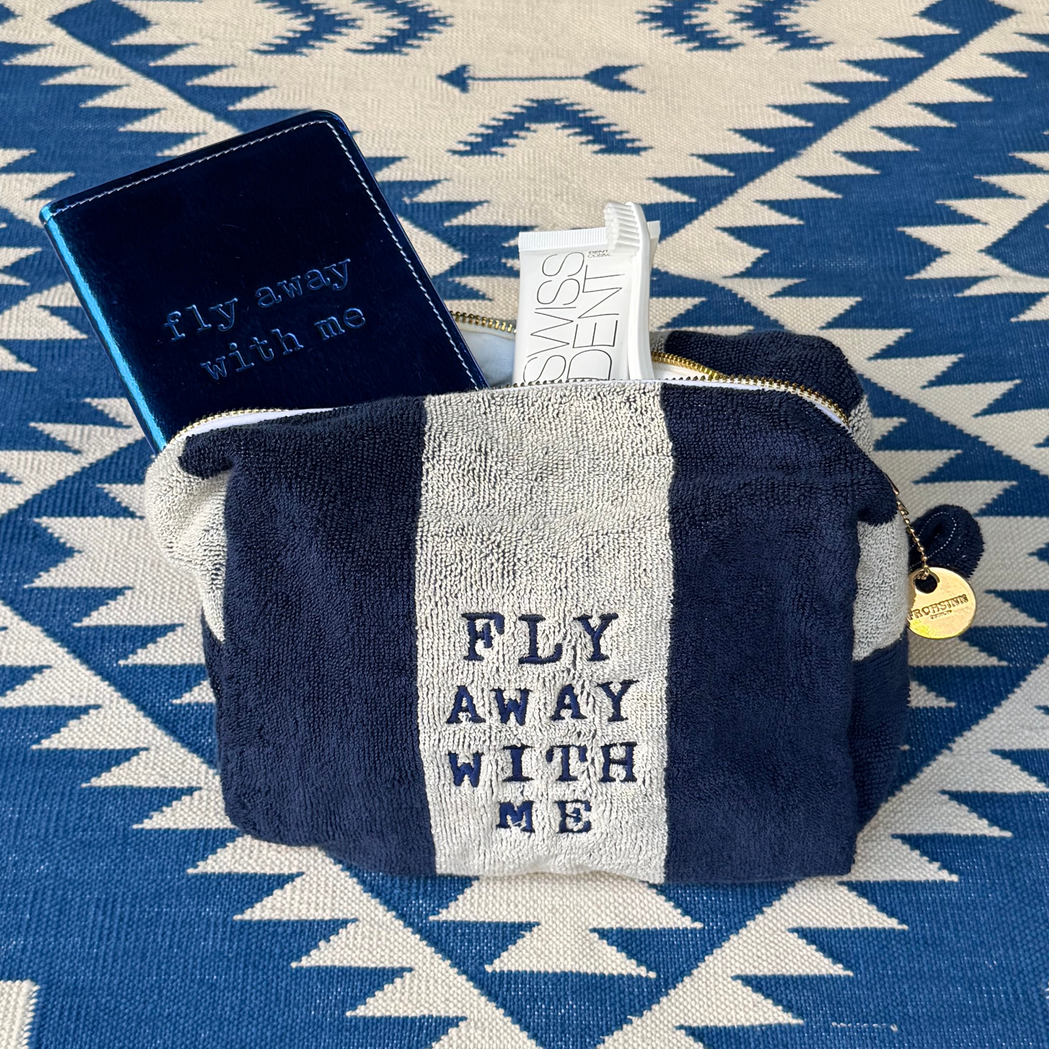 Kulturbeutel FLY AWAY WITH ME aus Frottee im Farbton bleu océan / crème von La Serviette Inspiration mit Swissdent