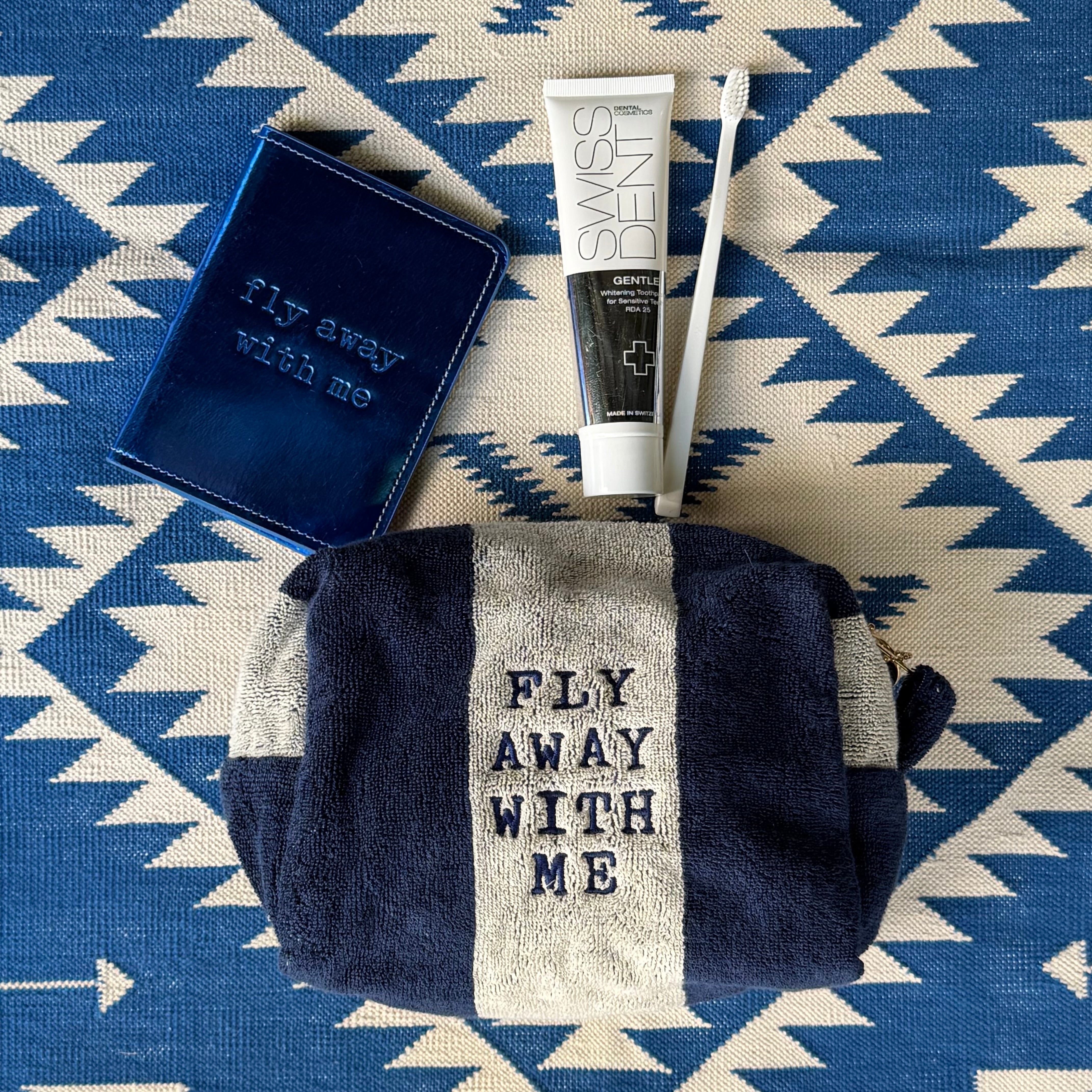 Kulturbeutel FLY AWAY WITH ME aus Frottee im Farbton bleu océan / crème von La Serviette Inspiration FROHSINN Swissdent