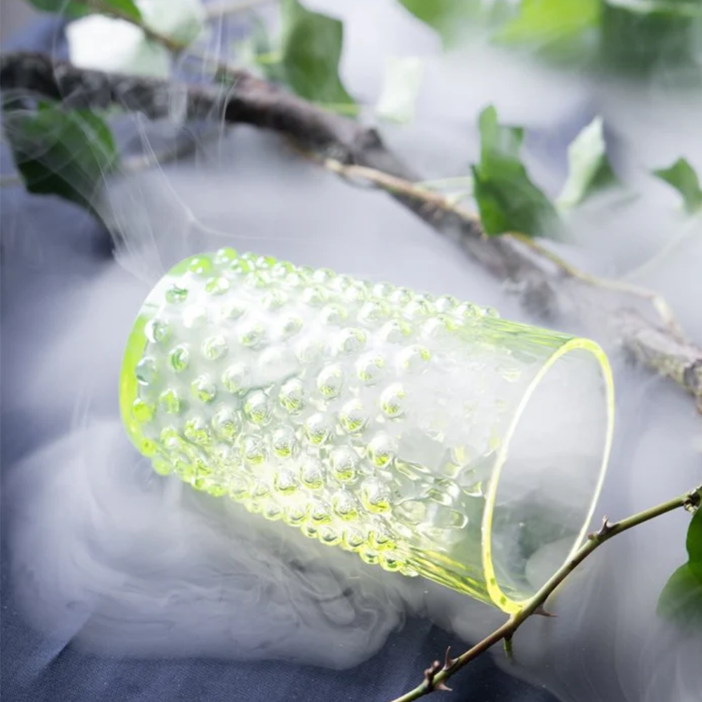 Wasserglas HOBNAIL in Glas von Klimchi im Farbton neon Citrin