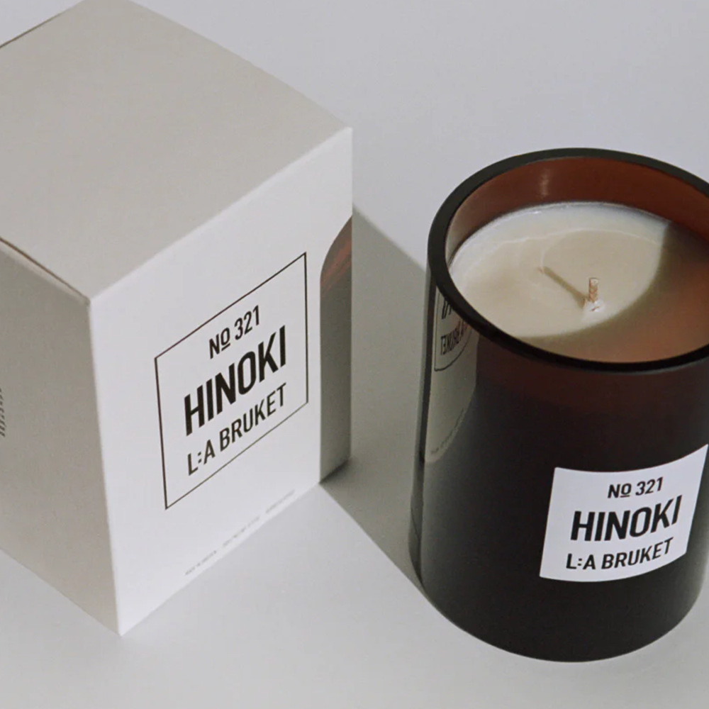 Duftkerze No. 255 Hinoki von L:A Bruket in braunem Glas