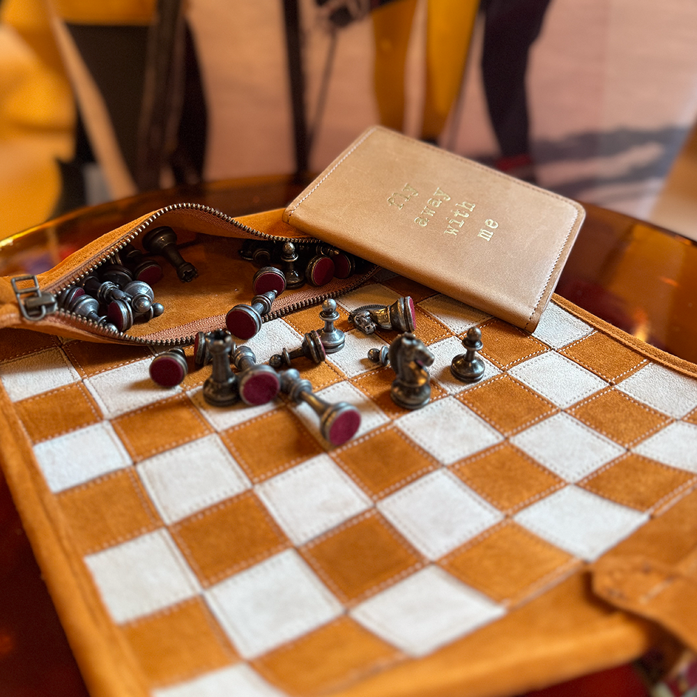 Reisespiel Schach Set von Monopoulos aus Leder im Farbton cinnamon brown