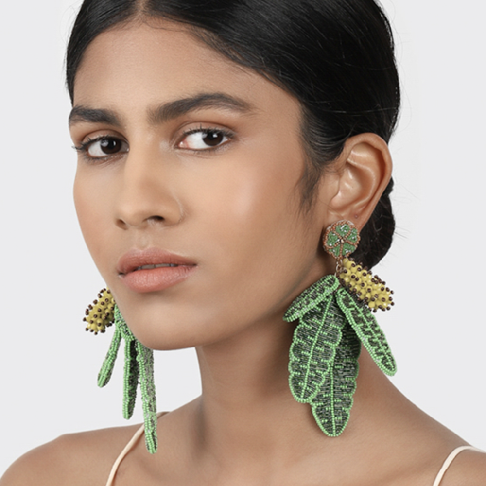 Ohrringe BANANA LEAF im Farbton grün gelb von Olivia Dar, Handwerkskunst von Indien