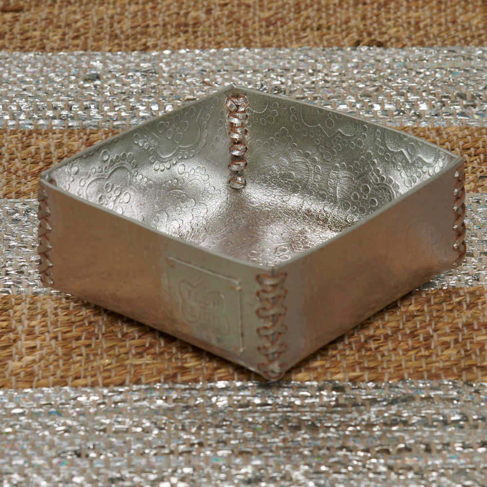 Silberne, handgemachte Box für Accessoires, die aus Büffelleder gefertigt ist
