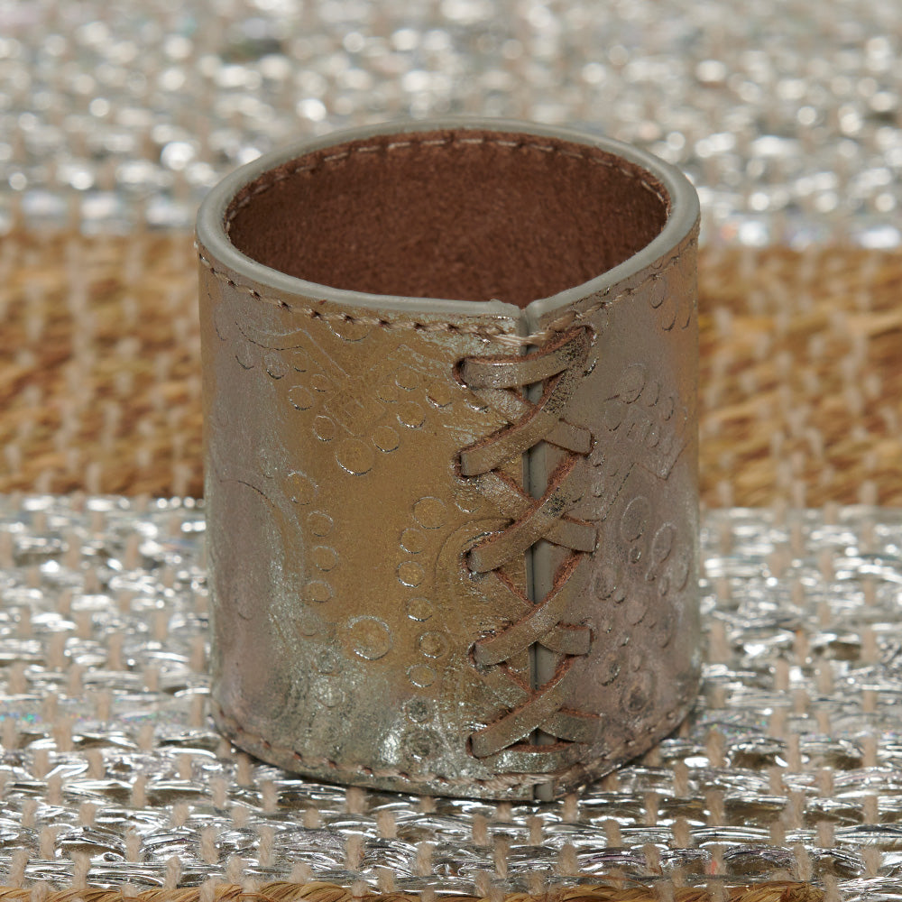 Handgemachtes Tischset aus Leder in silber