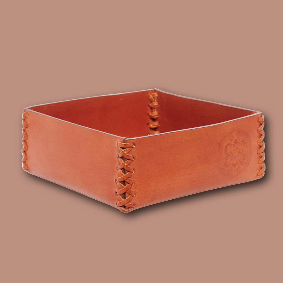 Cognac farbige, handgemachte Box für Accessoires, die aus Büffelleder gefertigt ist