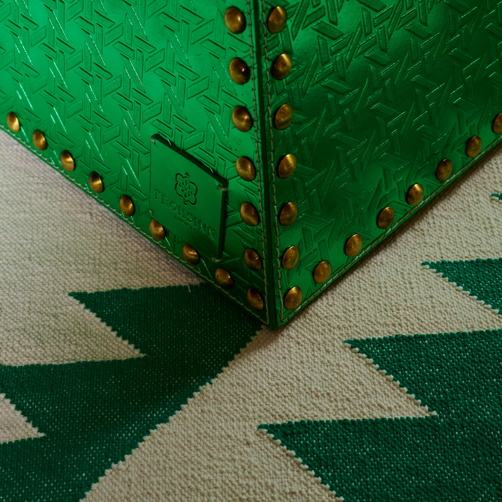 Hocker / Beistelltisch PYRAMID IN LOVE aus Leder geprägt - bamboo mood