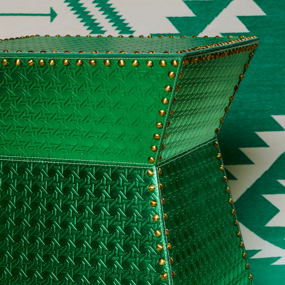 Hocker / Beistelltisch PYRAMID IN LOVE aus Leder geprägt - bamboo mood