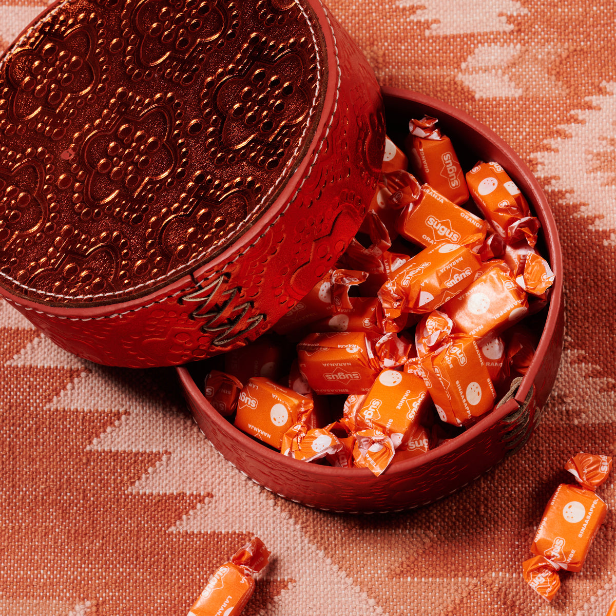 Dose rund flach ICON aus Leder geprägt in amber, gefüllt mit sugus