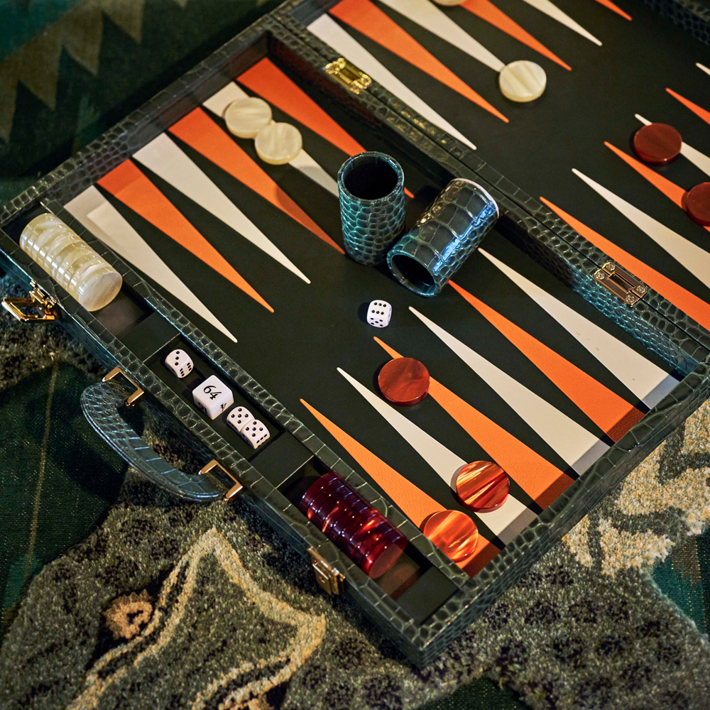 Der Backgammon Koffer im Farbton duneklgrün CROCODILE aus Leder mit Krokodil Prägung von FROHSINN