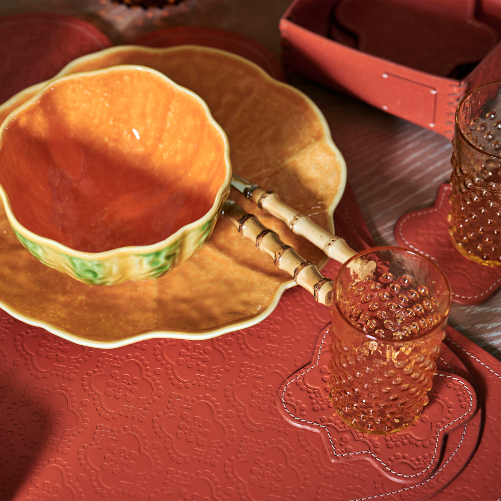 Handgemachtes Platzdeckchen aus Leder in orange auf dem Esstisch