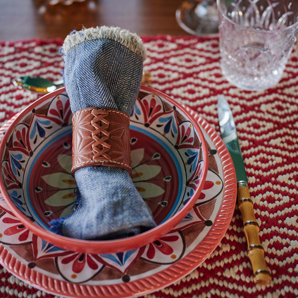 Das handgewobene Tischset wird in Rajasthan aus 100% Baumwolle gefertigt und hat auf zwei Seiten einen Fransen-Abschluss. Das Tischset ist in zwei verschiedenen Styles, Diamond und Herringbone, und in diversen Farben erhältlich. Durch sein natürliches Material kann das Produkt leichte Farbabweichungen sowie Masstoleranzen aufweisen.