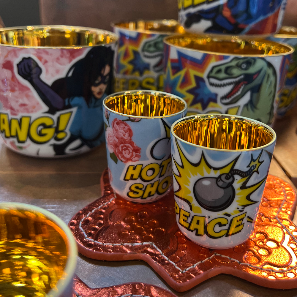 Die Digestifbecher SIP OF GOLD von SIEGER by FÜRSTENBERG verbinden feinstes Porzellan mit glänzendem Edelmetall, das im Zusammenspiel mit einem Getränk Hunderte von Reflexionen erzeugt. So entsteht der namensgebende Eindruck flüssigen Goldes. Hauchdünn mit einer Wandstärke von nur rund zwei Millimetern liegen die grazilen Gefäße leicht und elegant in der Hand.