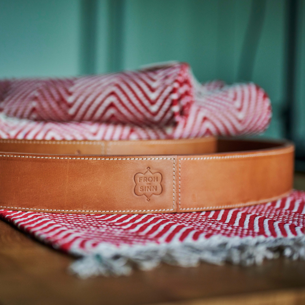 Das handgewobene Tischset wird in Rajasthan aus 100% Baumwolle gefertigt und hat auf zwei Seiten einen Fransen-Abschluss. Das Tischset ist in zwei verschiedenen Styles, Diamond und Herringbone, und in diversen Farben erhältlich. Durch sein natürliches Material kann das Produkt leichte Farbabweichungen sowie Masstoleranzen aufweisen.