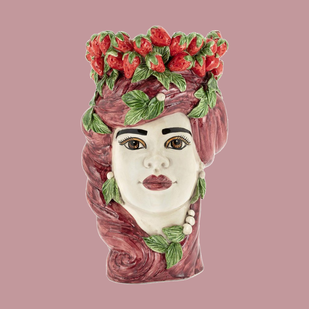 Eine Blumenvase im "Erdbeerkopf" Design. Eine Lady mit roten Haaren trägt einen Kranz aus Erdbeeren. Die Blumenvase ist das perfekte Geschenk für einen Freund!