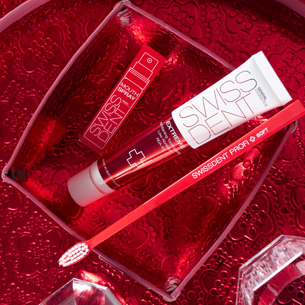 Die patentierten und preisgekrönten SWISSDENT PROFI-Zahnbürsten haben einen kleinen Bürsten-kopf, um auch schwierige Stellen im Mund zu erreichen. Das konkave Borstenfeld (Löffel-Form) passt sich optimal an die konvexen Konturen eines Zahnes an und schont das Zahnfleisch. Die Zahnbürsten tragen so zur Regeneration von irritiertem Zahnfleisch bei.