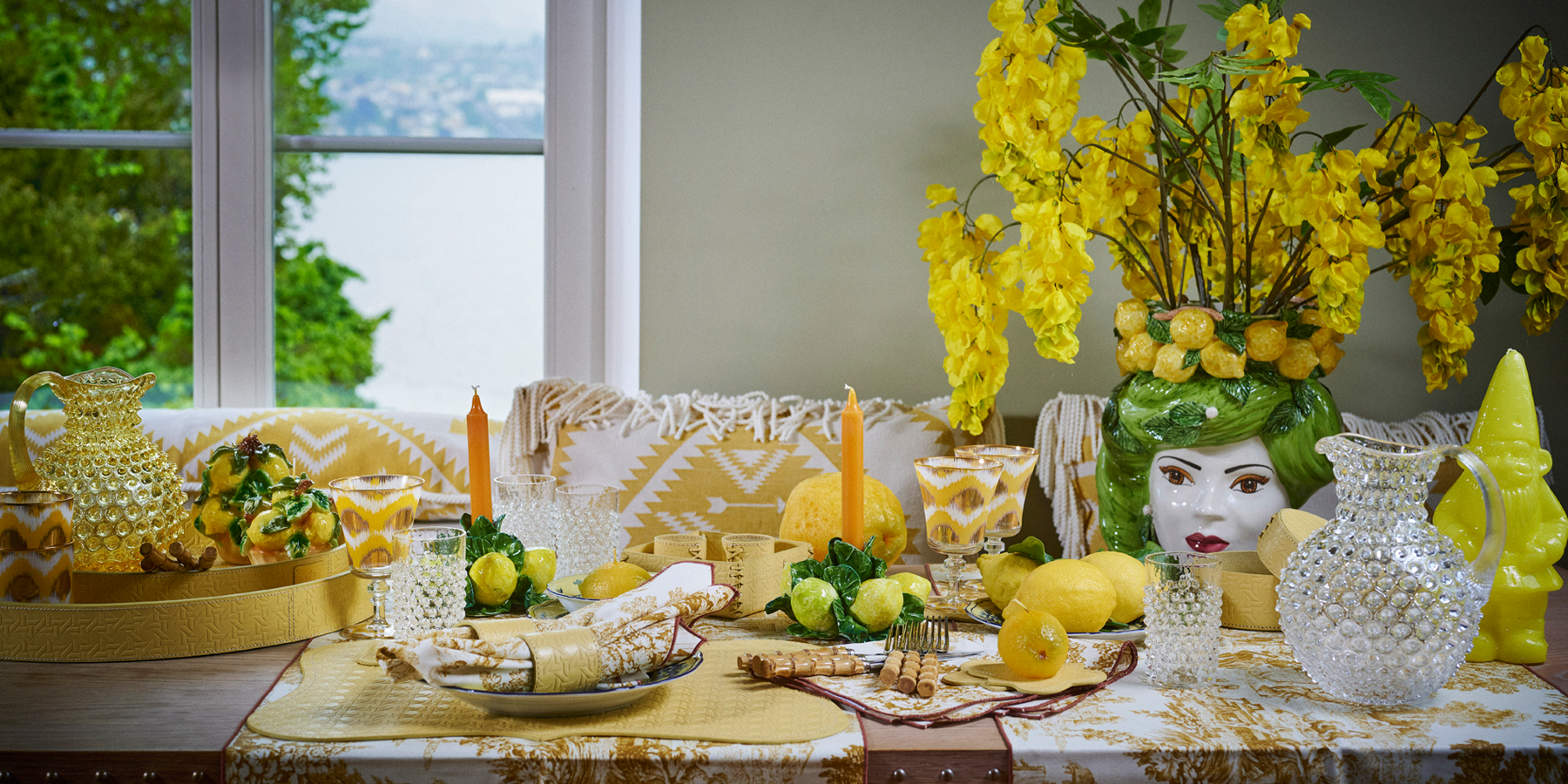 Gelbes Tabletop für den Sommer Look