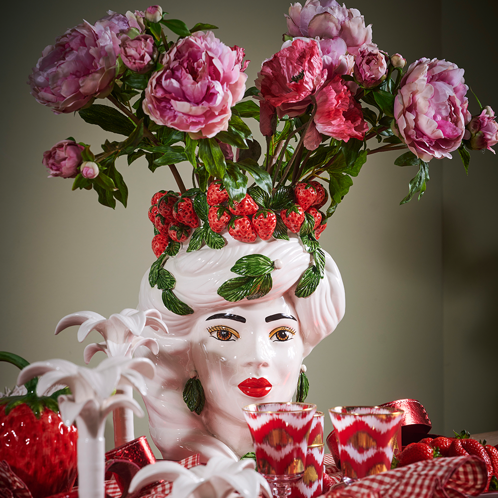 Eine Vase MORO LADY aus Keramik mit Pfingstblumen
