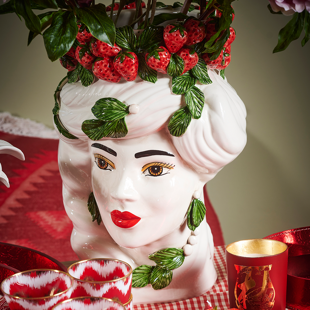 Eine Vase MORO LADY aus Keramik mit einem Haarkranz aus Erdbeeren