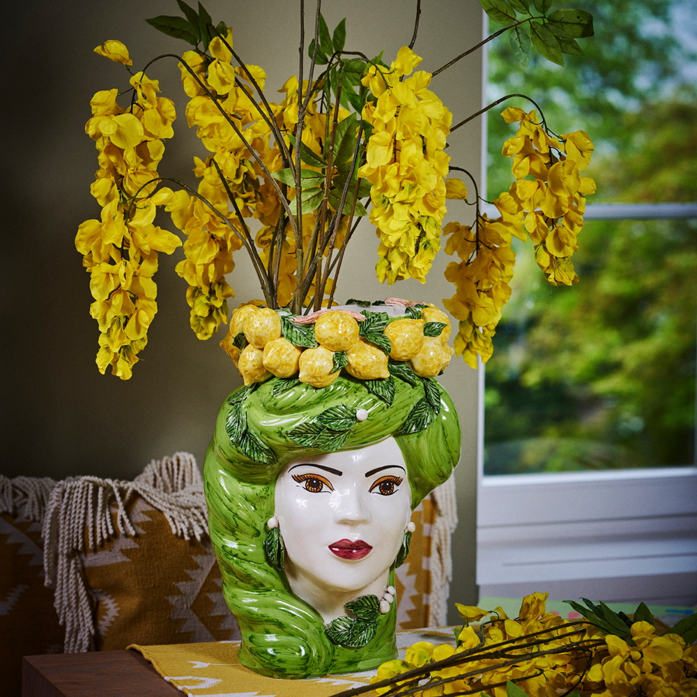 Eine Vase MORO LADY aus Keramik mit gelben Pflanzen