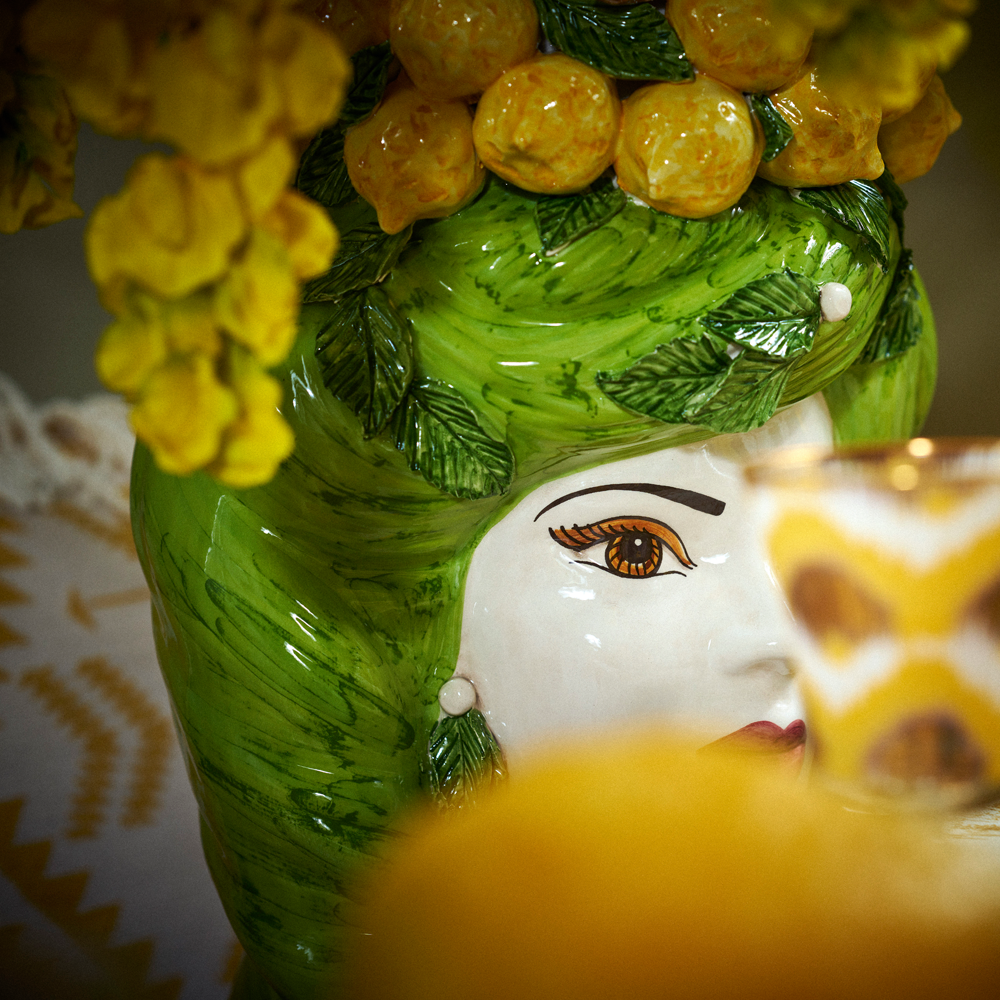 Eine Vase MORO LADY aus Keramik mit einem Haarkranz aus Zitronen grün